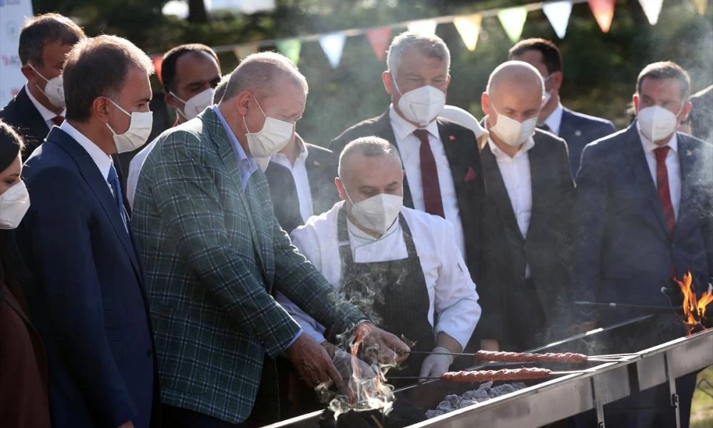 Μάθε μια τέχνη κι άστηνε... Αν δεν ξαναβγεί πρόεδρος μπορεί να γίνει σουβλατζής...